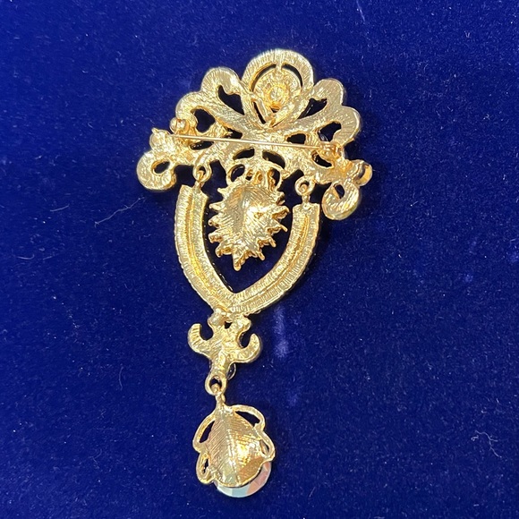 A royal brooch comprised of fleur-de-lis design goldtone and glittering crystals - Picture 5 of 5
